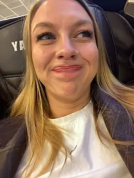 Snapshot of Sweet___Emily chatting on October 17, 2025, 1:14 pm Sweet Emily online show from October 17, 2025, 1:14 pm