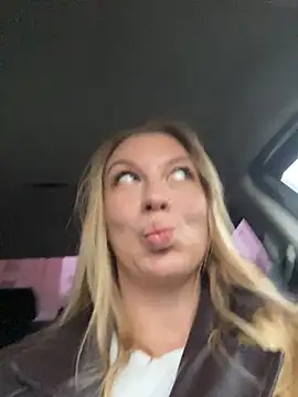 Snapshot of Sweet___Emily chatting on November 7, 2025, 12:38 pm Sweet Emily online show from November 7, 2025, 12:38 pm