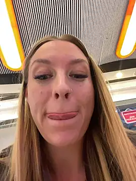 Snapshot of Sweet___Emily chatting on November 19, 2025, 1:22 pm Sweet Emily online show from November 19, 2025, 1:22 pm