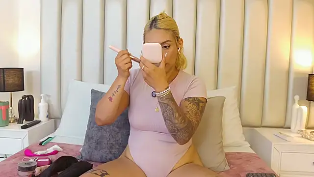 Emily robertss online show from November 24, 2025, 3:17 am