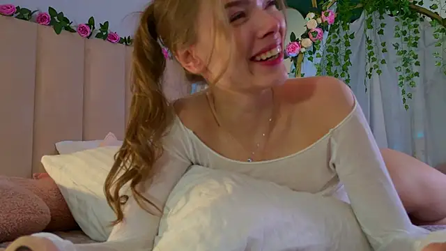 Snapshot of Eva_Natsumi chatting on December 8, 2024, 11:35 am Eva Natsumi online show from December 8, 2024, 11:35 am