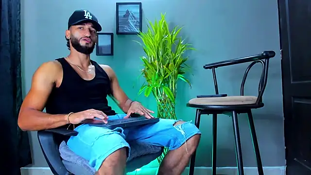 Snapshot of Damian_022 chatting on February 7, 2026, 2:21 pm Damian 022 online show from February 7, 2026, 2:21 pm