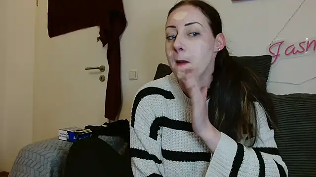 Snapshot of Jasmin-White chatting on April 29, 2026, 7:09 pm Jasmin-White online show from April 29, 2026, 7:09 pm