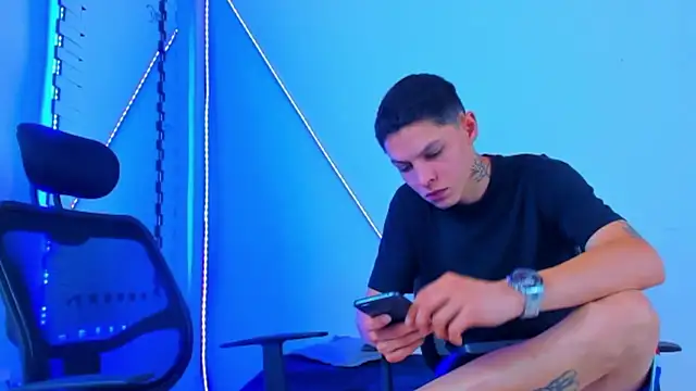 HOT boy2025 online show from October 23, 2025, 3:06 am