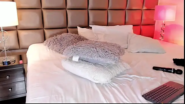 AnnyHizzle online show from February 5, 2025, 12:31 am