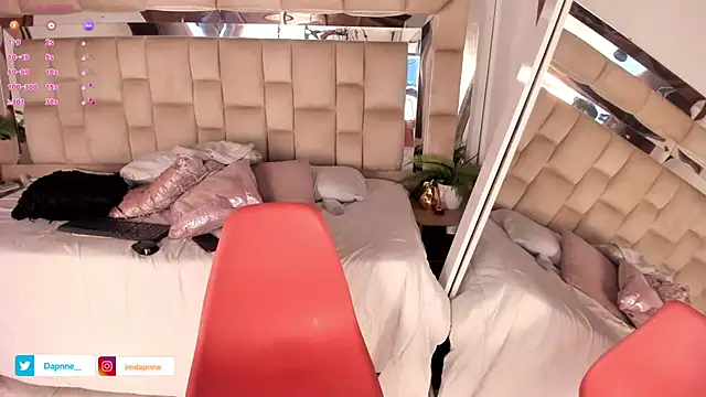 Dapnne  online show from October 22, 2025, 12:05 pm