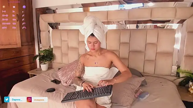 Dapnne  online show from October 30, 2025, 12:17 pm