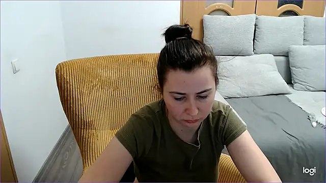 VioletaFlower7 online show from April 15, 2026, 7:58 pm