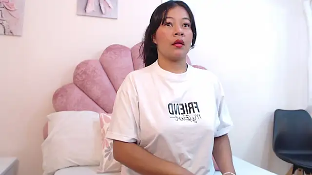 MilaaAdams online show from June 17, 2026, 11:12 am