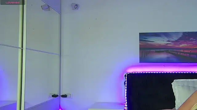 EmaCourtis online show from January 9, 2026, 9:12 am