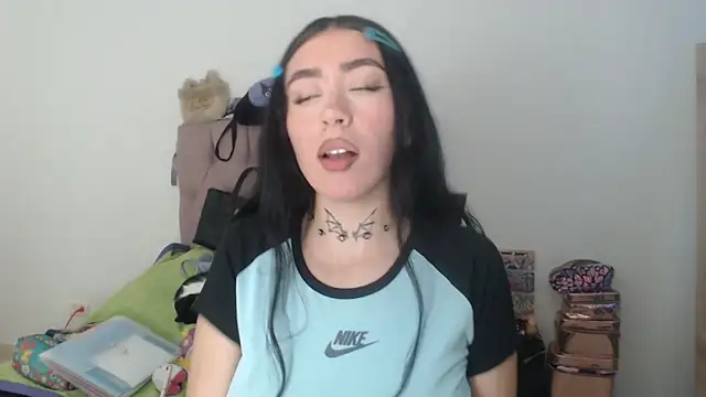 Julieta De Los Angeles online show from April 1, 2026, 11:02 pm