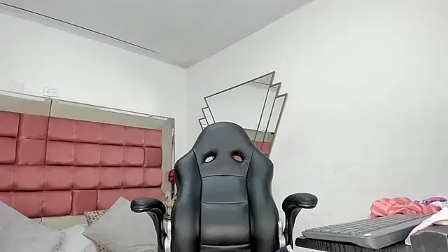 Snapshot of BarbaraKnox_ chatting on December 14, 2024, 12:01 pm BarbaraKnox online show from December 14, 2024, 12:01 pm