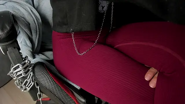 selene red  online show from October 16, 2025, 1:45 pm