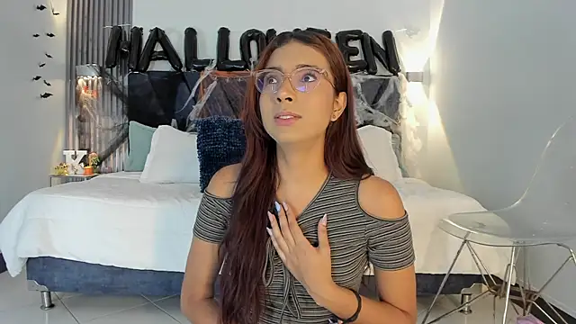 Snapshot of sara_saenz99 chatting on October 27, 2025, 8:13 pm sara saenz99 online show from October 27, 2025, 8:13 pm