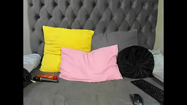 DIRTYTALKINQUEEN online show from October 23, 2025, 5:12 pm