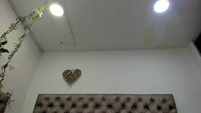 Hannah Miller   online show from November 1, 2025, 5:15 pm