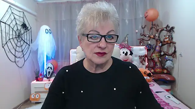 KayleSmoll online show from November 4, 2025, 7:46 pm