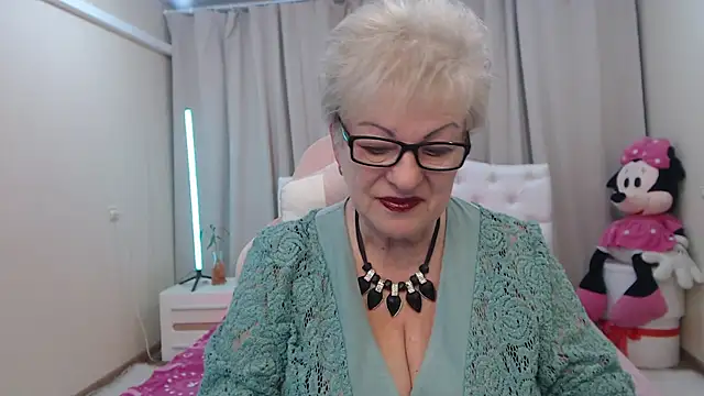 Snapshot of KayleSmoll chatting on May 8, 2026, 6:35 pm KayleSmoll online show from May 8, 2026, 6:35 pm