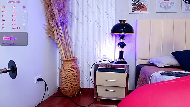 alice-millerr online show from September 25, 2025, 7:06 pm