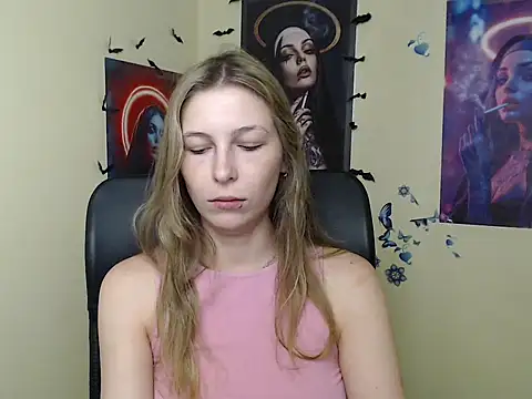 Snapshot of StrangerGi chatting on June 26, 2026, 6:18 am StrangerGi online show from June 26, 2026, 6:18 am