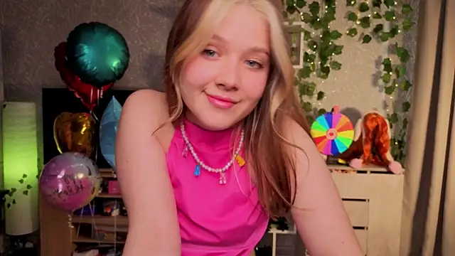 Snapshot of luna_cross chatting on June 11, 2026, 5:00 pm luna cross online show from June 11, 2026, 5:00 pm