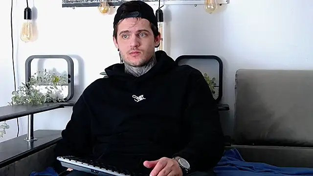 Snapshot of CarterCole chatting on March 3, 2025, 1:31 pm CarterCole online show from March 3, 2025, 1:31 pm