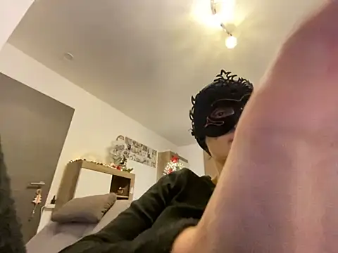 Marilou1983 online show from December 2, 2025, 9:32 pm