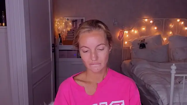 Snapshot of aestetick chatting on October 6, 2025, 6:27 pm aestetick online show from October 6, 2025, 6:27 pm