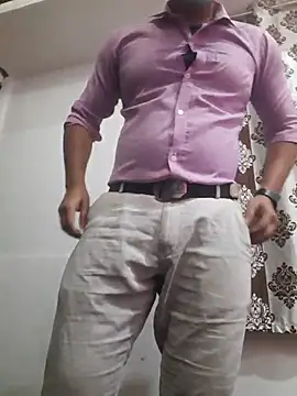 Snapshot of Guyinshortss chatting on February 21, 2026, 8:10 pm Guyinshortss online show from February 21, 2026, 8:10 pm