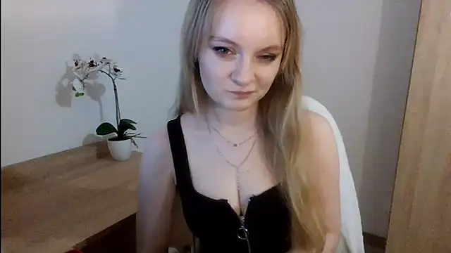 Snapshot of AlmaHoney chatting on February 4, 2025, 12:08 am AlmaHoney online show from February 4, 2025, 12:08 am