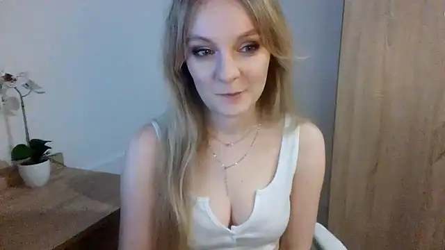 Snapshot of AlmaHoney chatting on March 17, 2025, 7:15 pm AlmaHoney online show from March 17, 2025, 7:15 pm