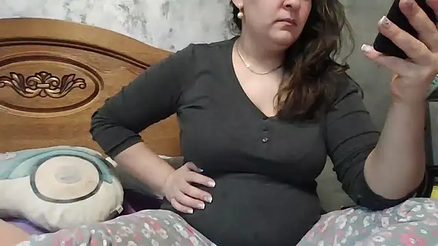 Snapshot of milfmomxx chatting on January 12, 2025, 9:08 am milfmomxx online show from January 12, 2025, 9:08 am