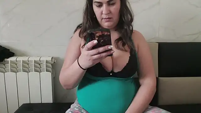 Snapshot of milfmomxx chatting on January 20, 2025, 11:13 am milfmomxx online show from January 20, 2025, 11:13 am