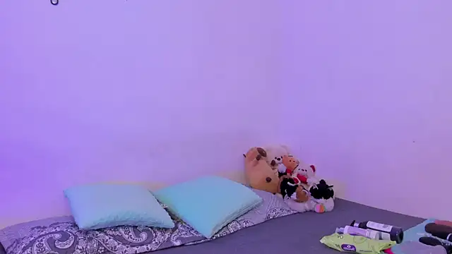 crystalvazquez online show from October 19, 2025, 1:45 pm