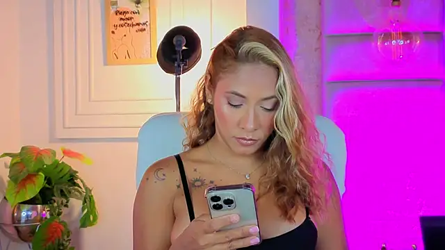 Snapshot of AlessiaLondon chatting on July 4, 2026, 9:15 am AlessiaLondon online show from July 4, 2026, 9:15 am