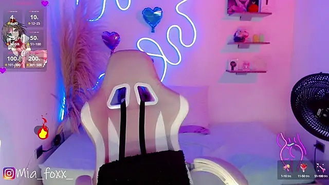 Mia foxx  online show from February 5, 2025, 9:07 pm