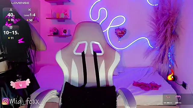 Mia foxx  online show from March 7, 2025, 9:06 pm