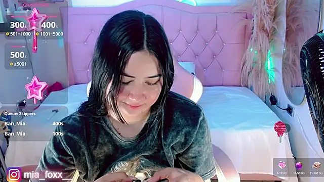 Mia foxx  online show from October 5, 2025, 10:07 pm