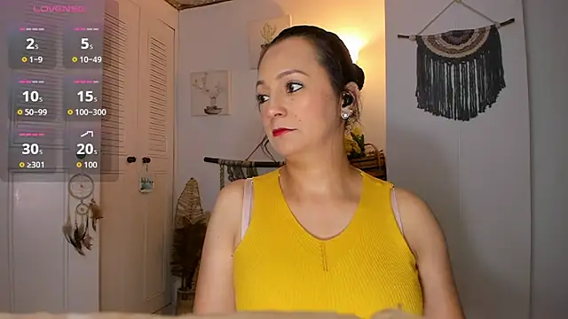 anaruiz  online show from May 15, 2026, 12:50 am