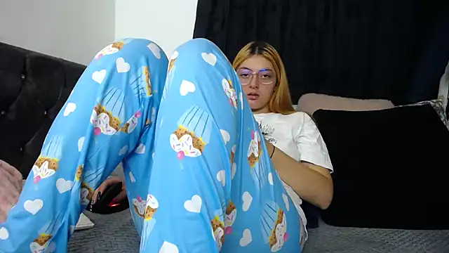 lessliee22  online show from March 13, 2025, 1:32 am