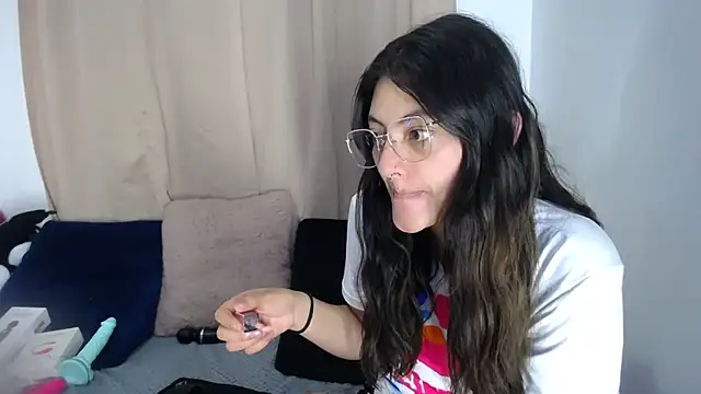 lessliee22  online show from April 13, 2026, 9:04 am