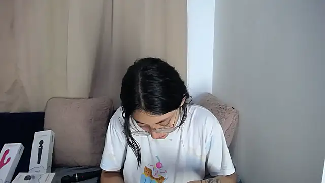 lessliee22  online show from April 16, 2026, 8:15 am