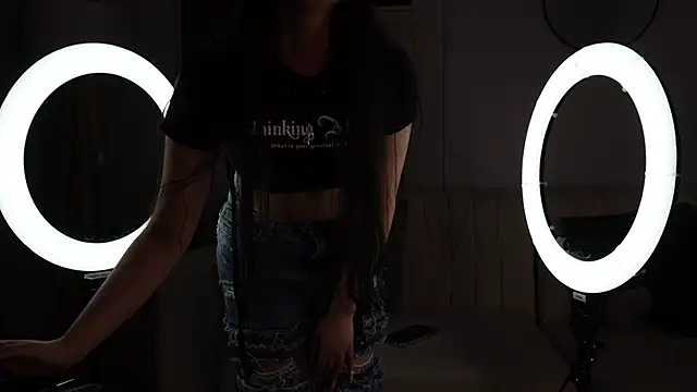 lara madisson online show from November 10, 2025, 4:55 am