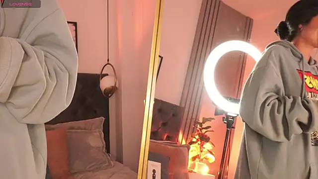 lara madisson online show from November 15, 2025, 6:22 am