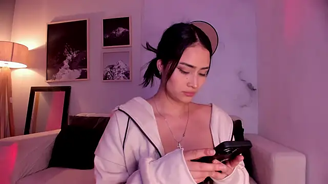 lara madisson online show from March 2, 2026, 4:47 am