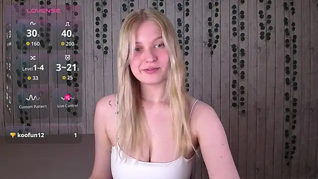 EmiliaDuchess online show from December 19, 2025, 2:57 pm