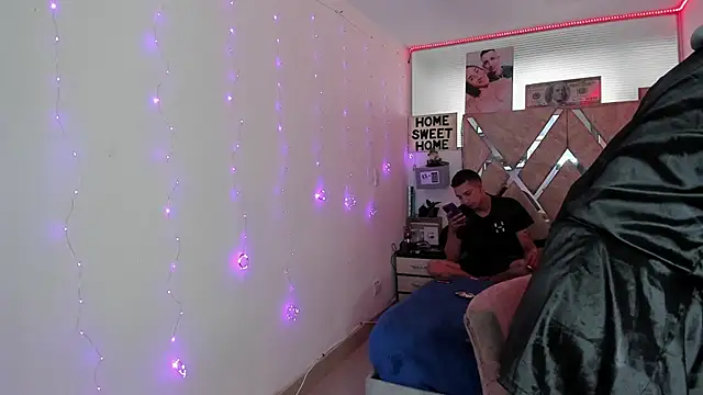 parejacaliente20154 online show from February 14, 2026, 4:04 pm