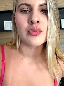 Snapshot of EmiilyAdams_ chatting on December 21, 2025, 9:33 pm EmiilyAdams online show from December 21, 2025, 9:33 pm