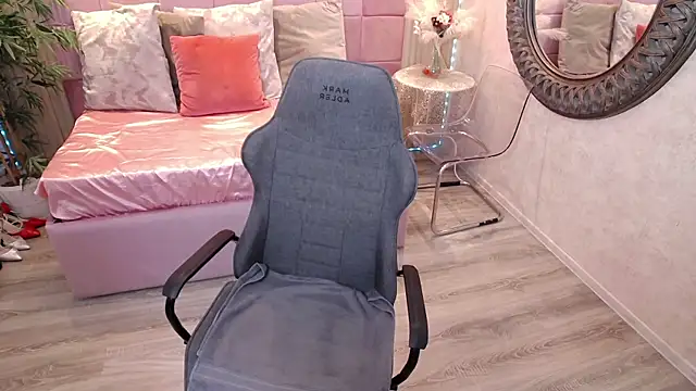 Snapshot of MeAmandaX chatting on November 25, 2025, 8:03 am MeAmandaX online show from November 25, 2025, 8:03 am