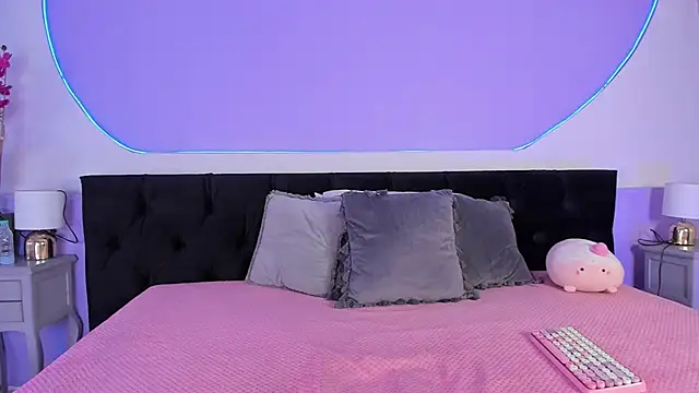 Julieta Cortes   online show from October 17, 2025, 1:03 pm